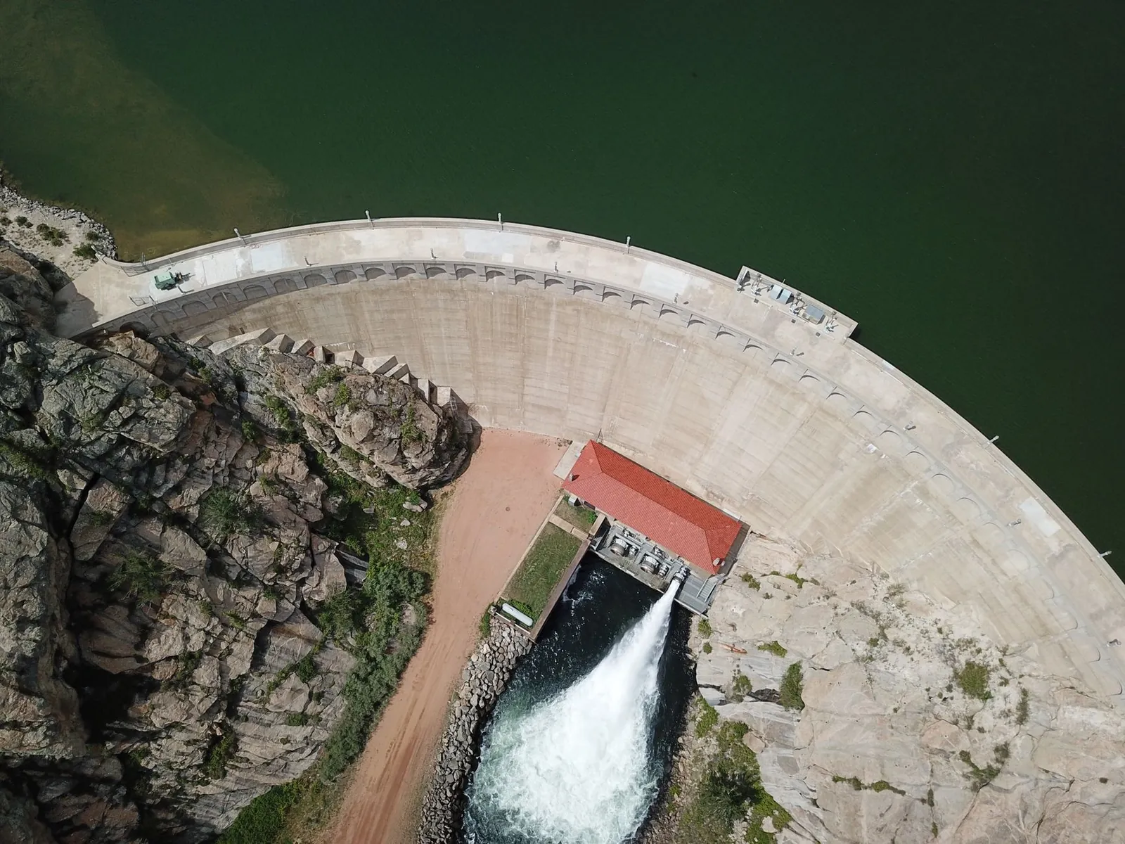 Vista aérea de un embalse y su muro de contención