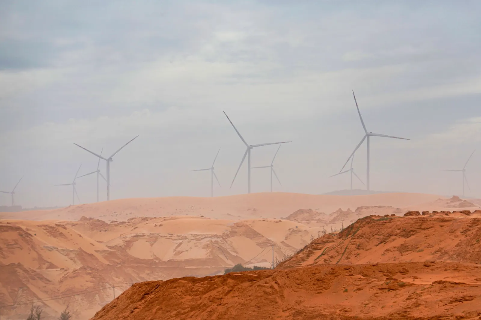 Aerogeneradores sobre cerros desérticos