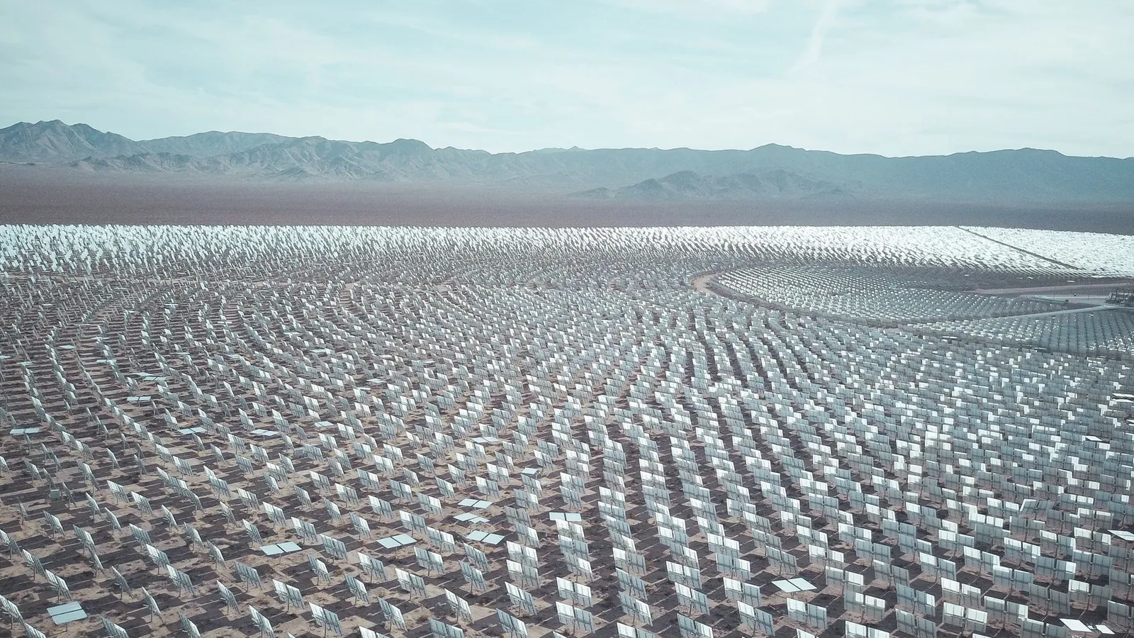 Campo de heliostatos de una planta solar en el desierto