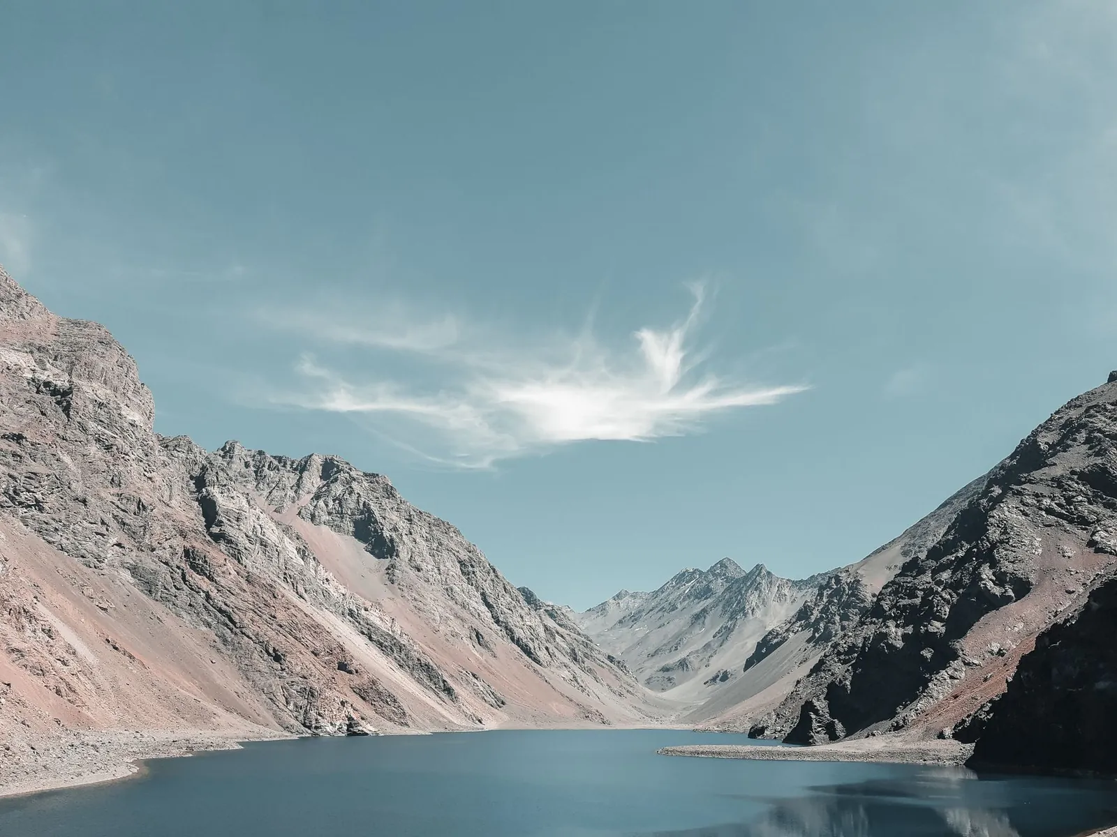 Laguna de montaña en la cordillera de los Andes