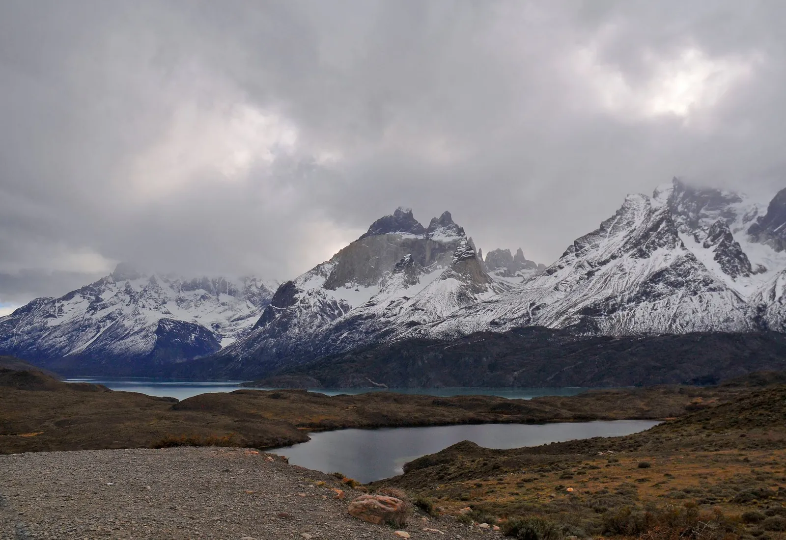 Macizo del Paine y un lago glaciar en la Patagonia chilena