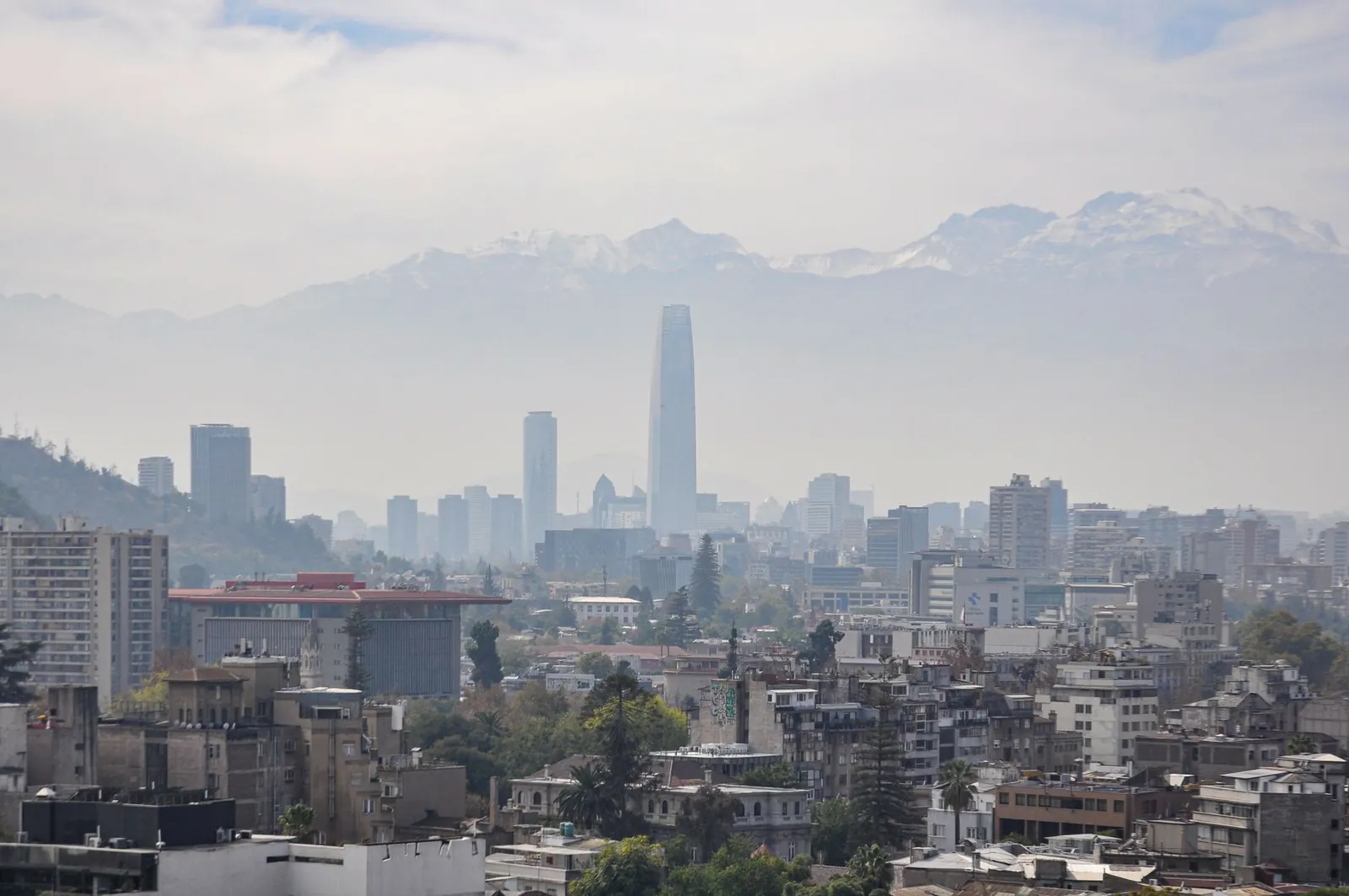 Vista de Santiago con la torre Costanera y la cordillera al fondo
